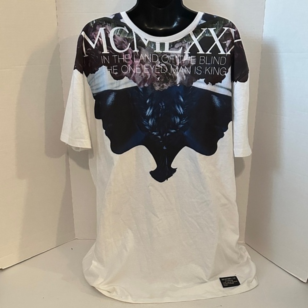 Akoo White and Black Graphic Tee 3XL